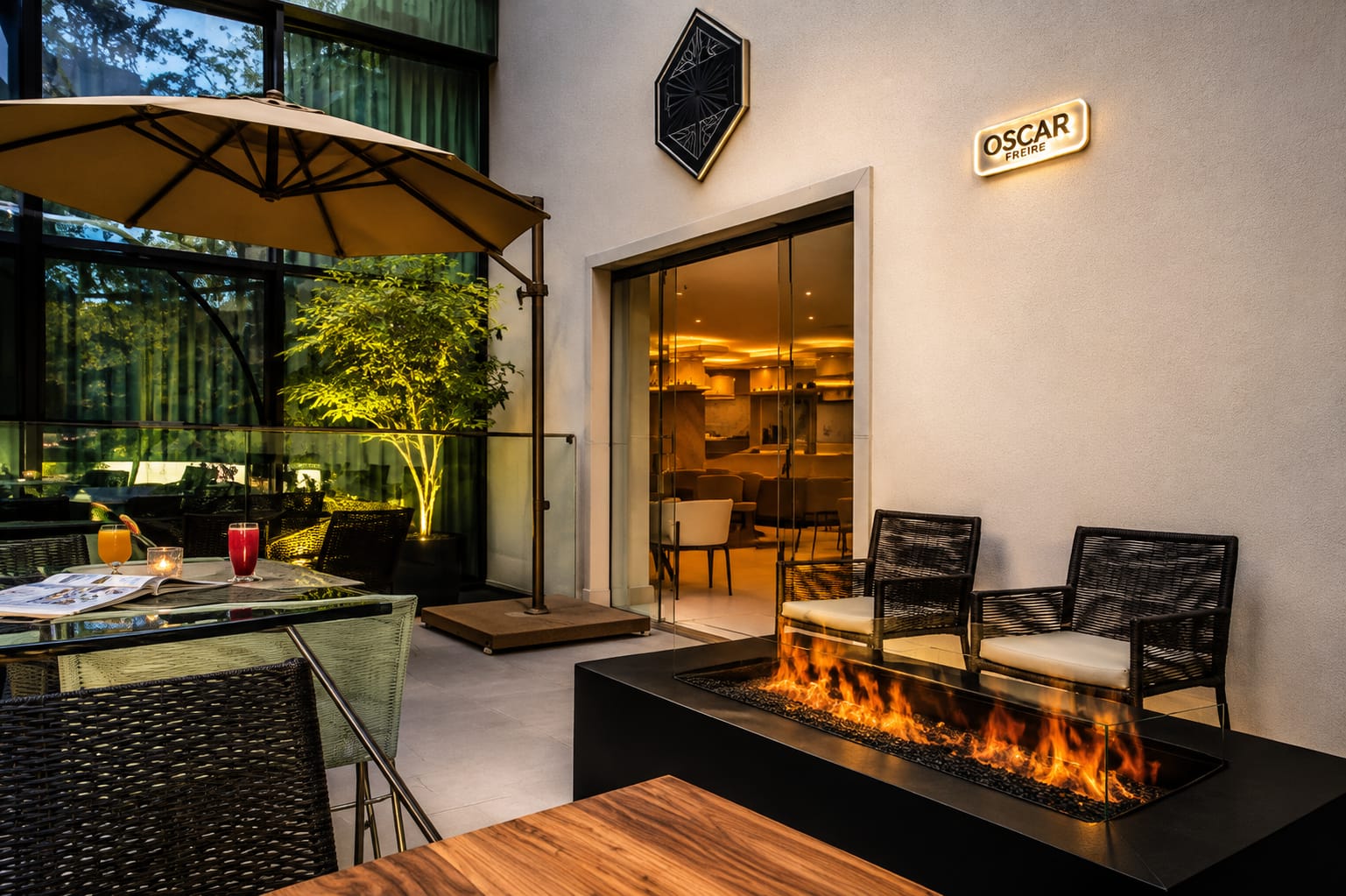 Terraço lounge com lareira e mesas ao ar livre nos Jardins