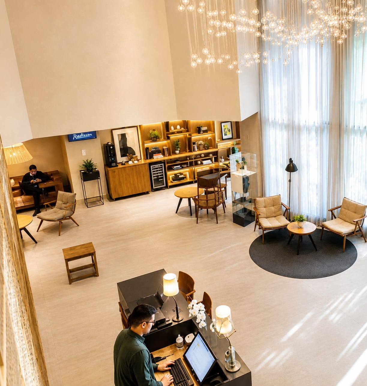 Recepção e lounge de trabalho com atendimento humano